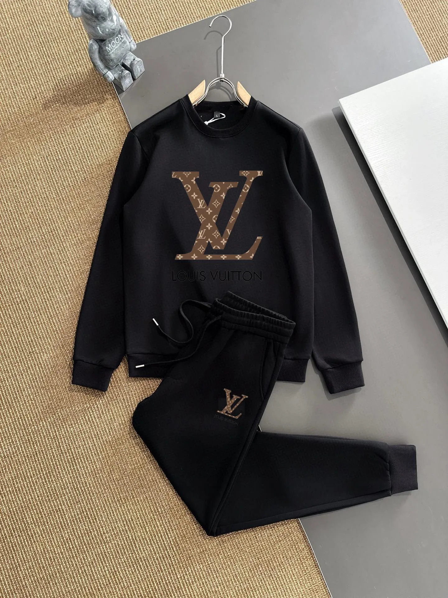 🅿️380 direct batch [LV Louis Vuitton] (Fat Man Gospel) hot-selling suit is coming. Focus on the original version of the official website. 2025 new hot-selling sweatshirt suit. The original order is the best. 🇭🇰The meticulous work of top designers. Just for a fitting and perfect upper body effect. 100% natural high-quality Roman cotton, close-fitting comfort, noble and elegant! Original hardware embodies elegance and nobility! Counter size: M-5XL (maximum wear up to 220 pounds)